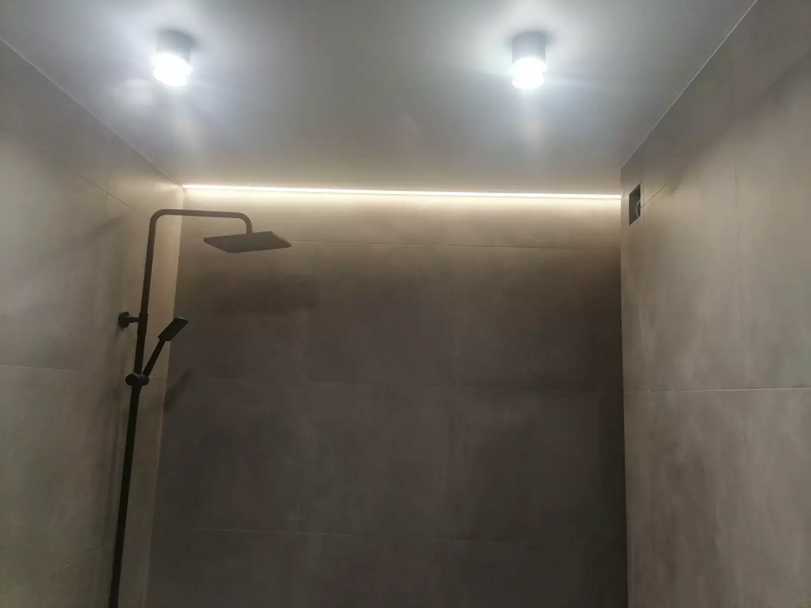 Серый натяжной потолок — Гурзуф, проспект Кирова, 34, фото 2