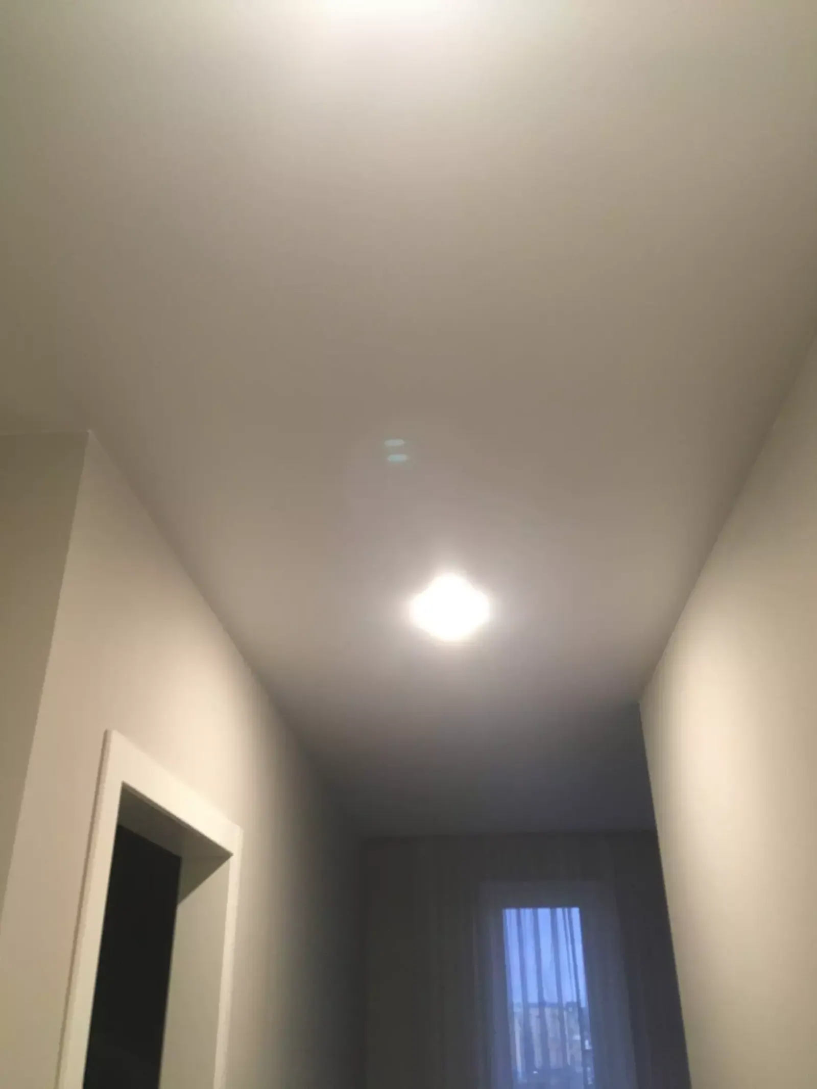 Матовый натяжной потолок в прихожую — Гурзуф, улица Генерала Родионова, 3а, фото 2